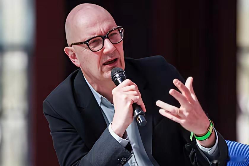 路透社11月13日报道:“欧元区财长会议在布鲁塞尔召开，法国财长莱斯屈尔昨日宣布