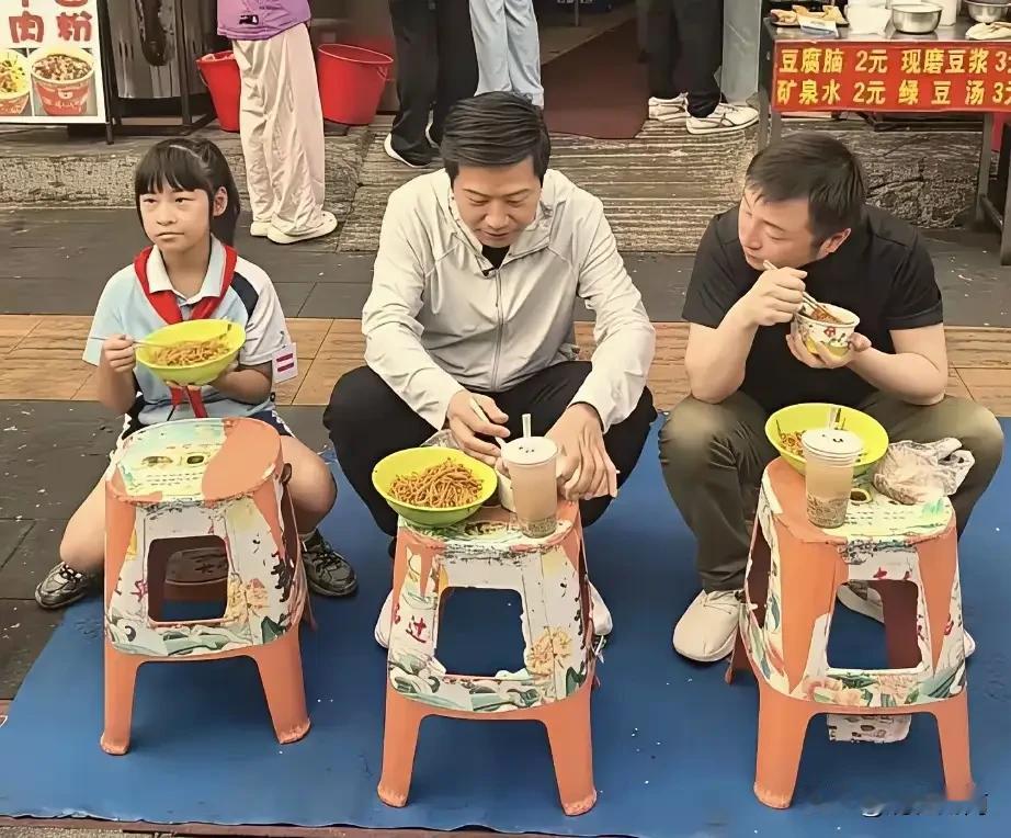 这个面熟的人是谁？昨天去吃早餐，看到很多人都在围着三个人拍照！坐在中间的人非常