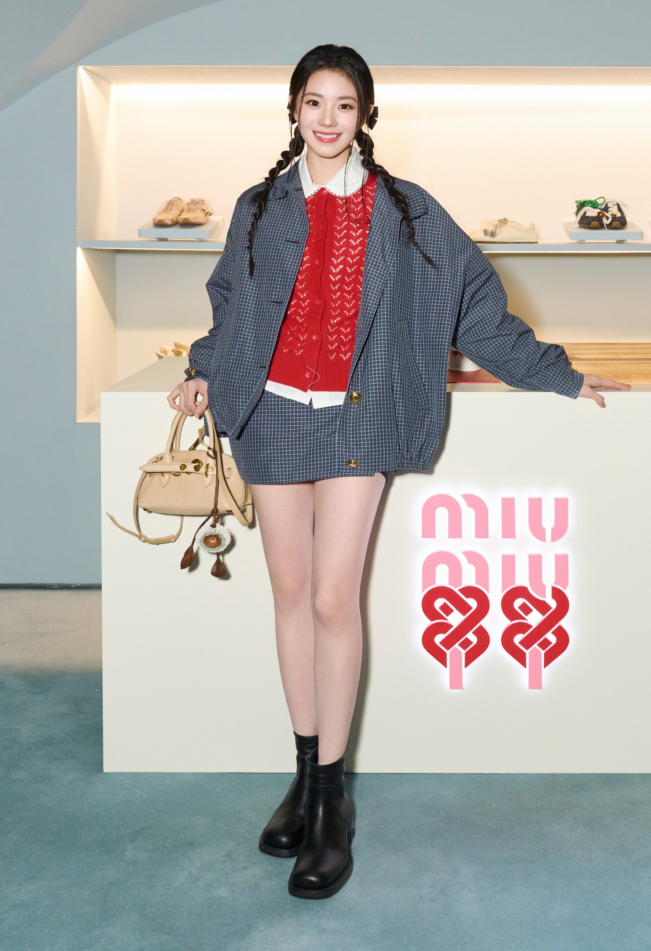 刘浩存走完红毯拧裙子上的水刘浩存在复制粘贴的时代，你是手写的诗