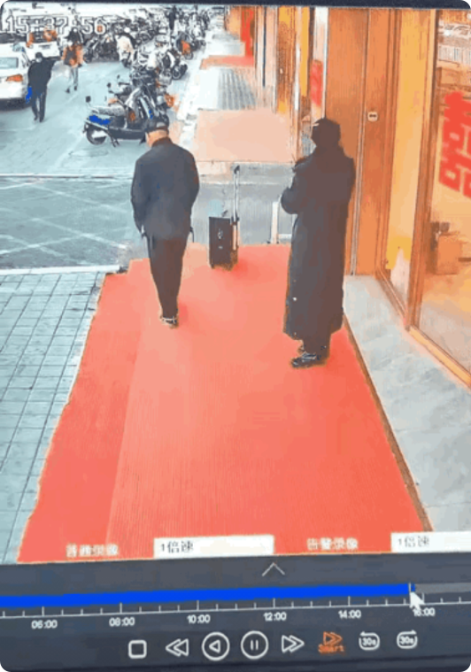 幸好躲的快！在店门口，一大爷慢悠悠的走下台阶，中途“慢慢的摔倒”，摔倒后第一时间
