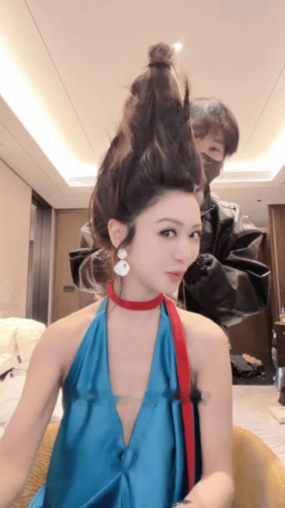 薛凯琪灵珠变魔丸谁说灵珠和魔丸不能兼得？薛凯琪就用一身造型完美演绎！蓝裙是温柔