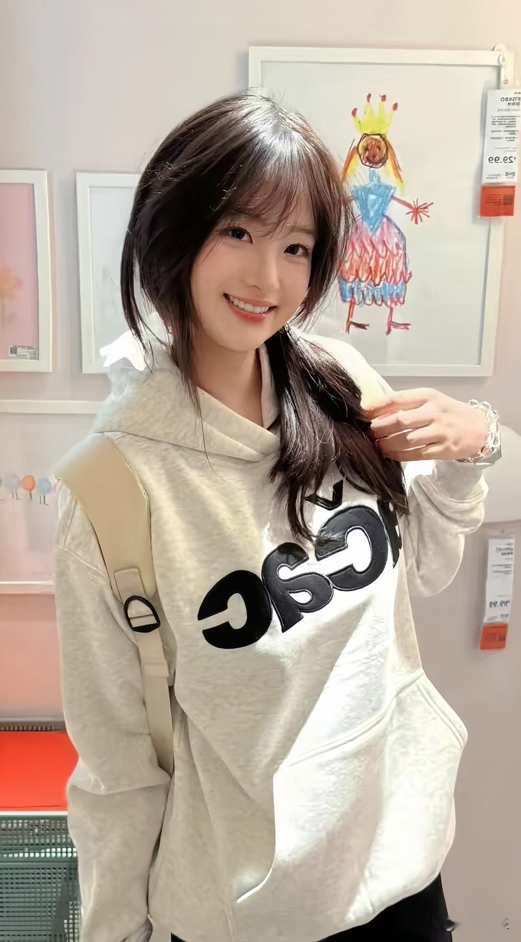 小姐姐穿着宽松卫衣，慵懒又随性，甜软笑容自带治愈力，像一束暖融融的阳光，猝不及防