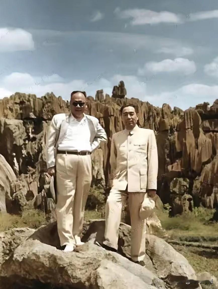 周总理和陈毅在云南石林合影，天地之间，两个人站在一起，在蓝天和石林的衬托下，显得