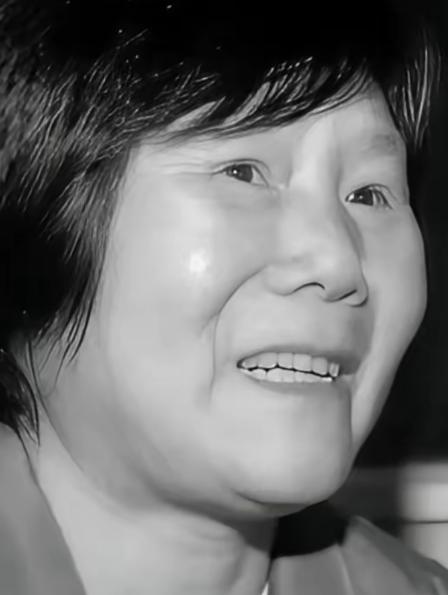1975年，湖北神农架几名妇女正在田里挖洋芋时，一位女孩因为内急跑去树林中解决，