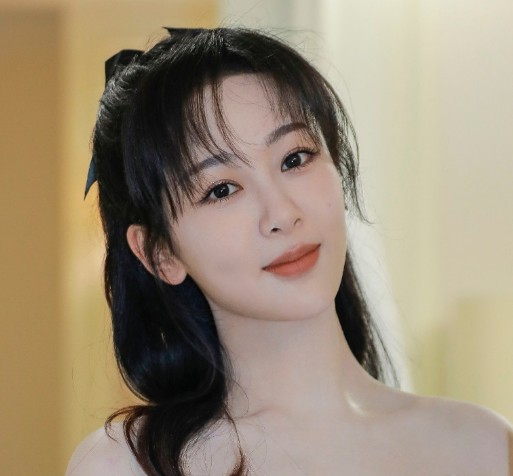 善良值多少钱？她直接把它兑成了顶流。杨紫帮刘宇宁递简历那天，现场