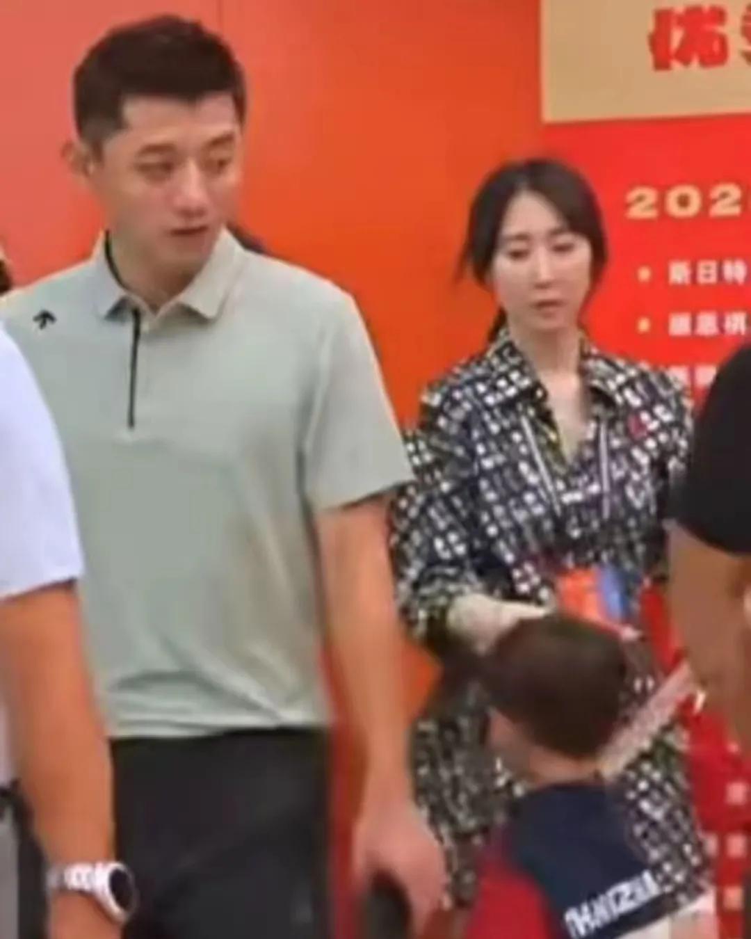 张继科这几天正在举办大奖赛，科嫂张蕊忙前忙后，忙的不亦乐乎。她现在真的是张继科