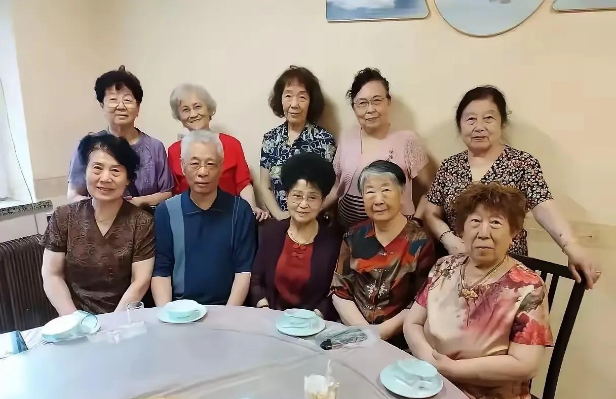 人，说老就老了。我们全班41人，现在只剩下一个男生，九个女生。六十年弹指过，我们