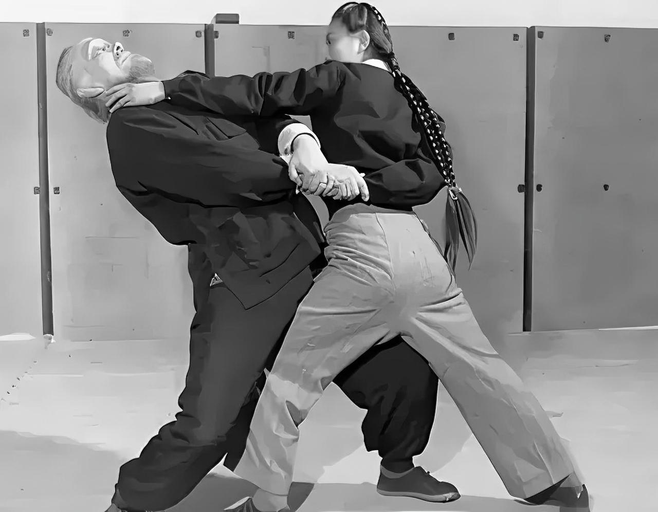 1968年，80岁的武僧宋九庵遇见了18岁的流浪姑娘宋莲萍，当时宋莲萍已经饿晕，