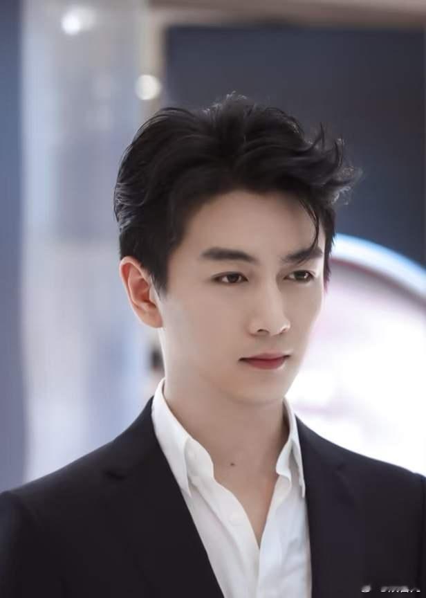 1.陈晓跟刘亦菲之前有个二搭项目，只是刘亦菲那边不愿意，最后黄了。2.迪丽热