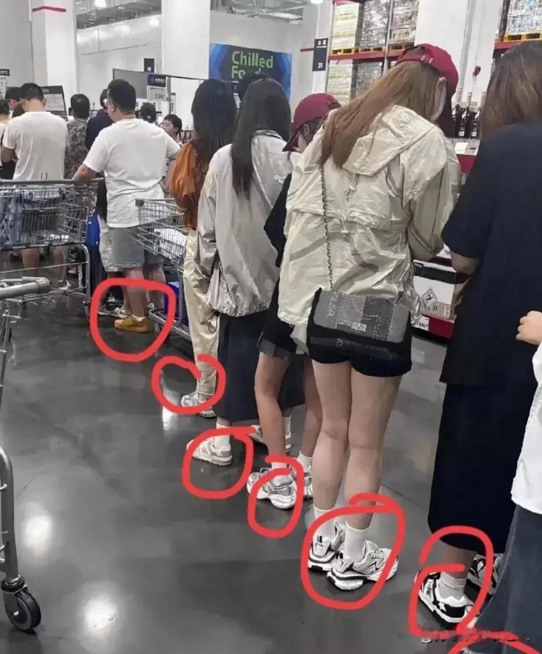 这个社会是怎么了？以前都是穿上高跟鞋，背上小包包，那气质别提了，你看现在不管