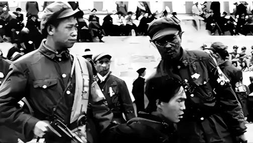 1971年，戴以宏，军统头子戴笠的亲孙子，在乡里修农机。突然被抓判枪毙！刑场