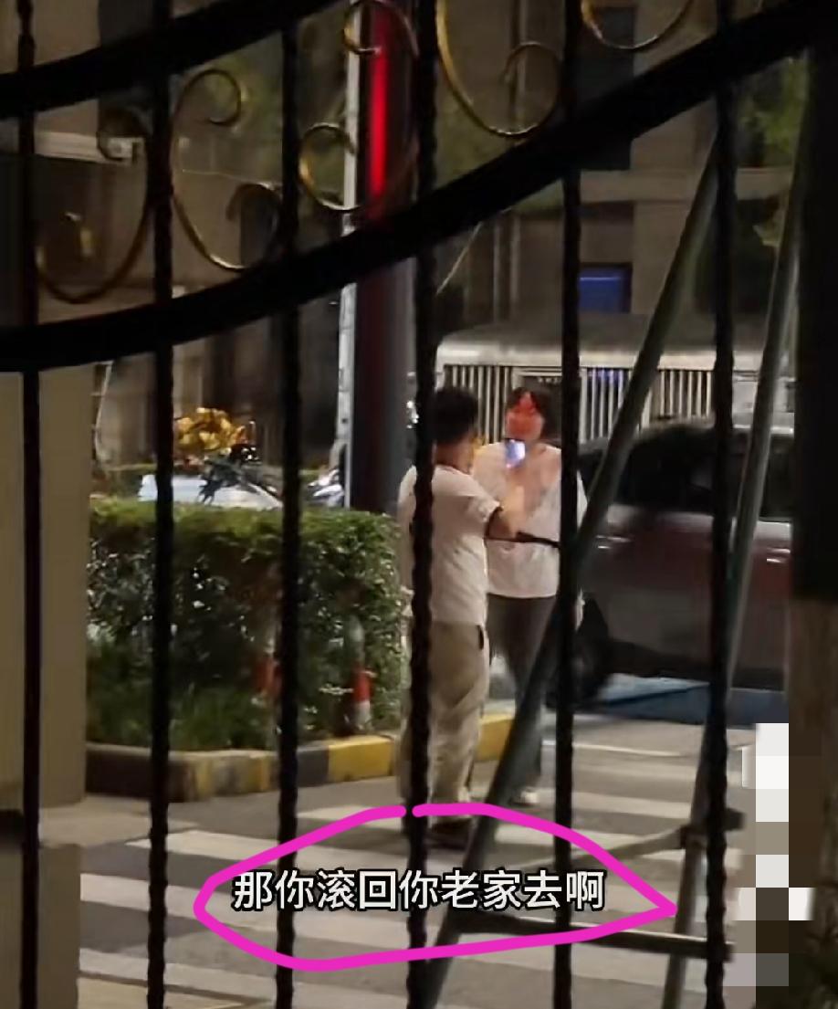 6月27日，上海。网友发视频称，两辆摩托车深夜飙车，汽车司机嫌他们半夜闪灯按喇叭