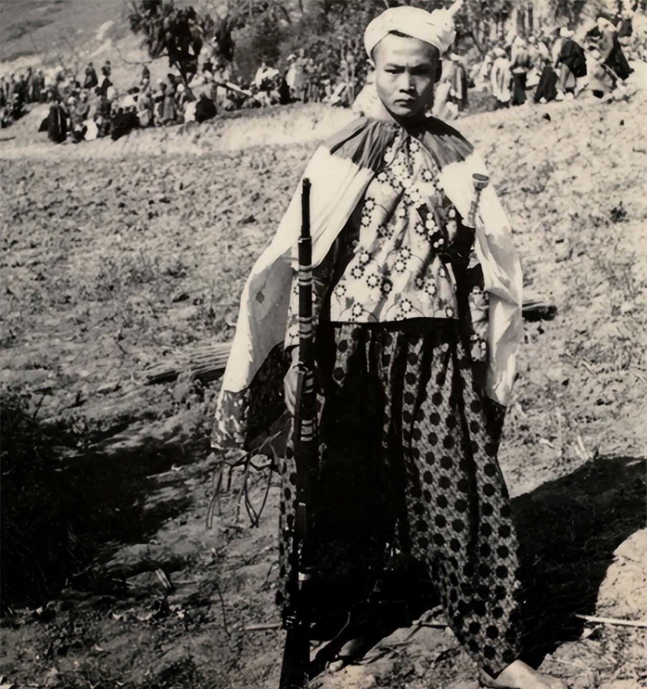 1995年，人民大会堂西藏厅大摆宴席，刘伯承长子刘太行亲自迎接小叶丹的后人沈建国