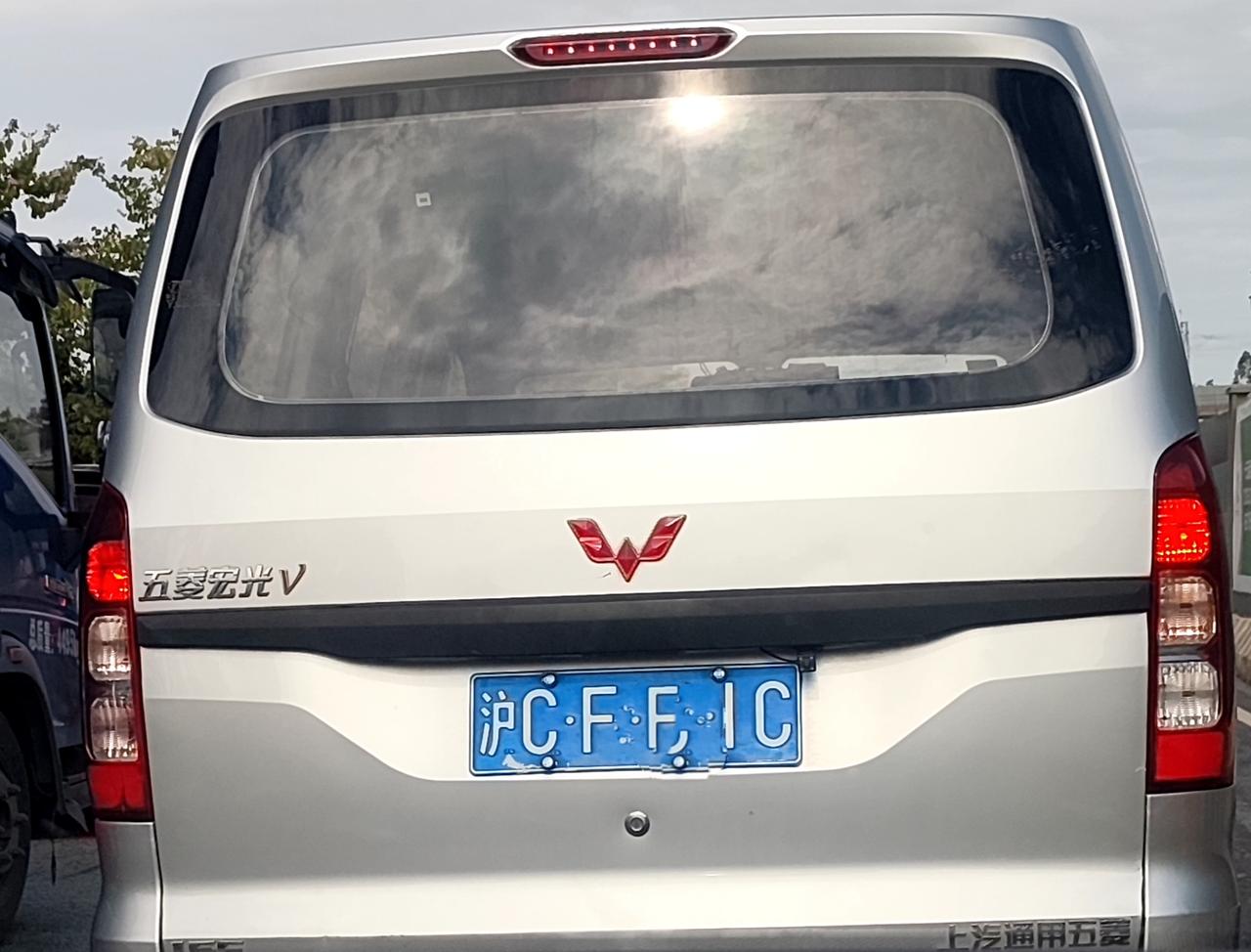 广州人学英语是和香港，澳门比较接近的，但国内其他地方的英语翻译是和香港不同的，就