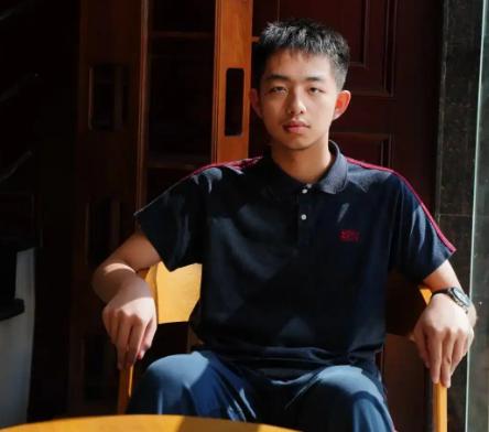 我还纳闷为啥6百多分就被清华抢着录取了，看完完整成绩单才明白，原来他就是那个今年