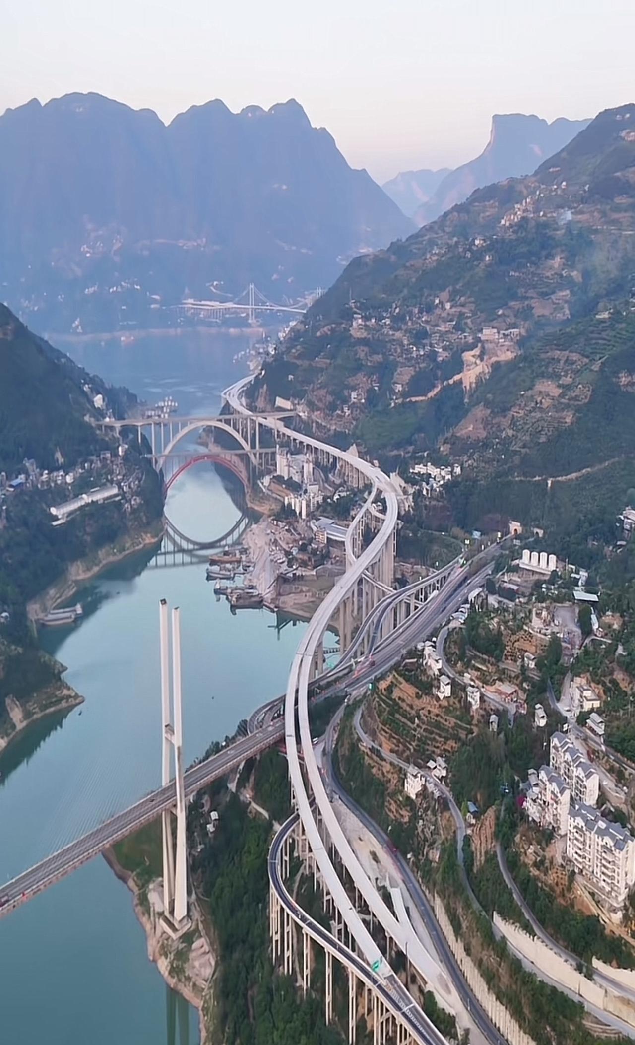 没想到这么一个山沟沟，现在建成如此复杂的交通网络。