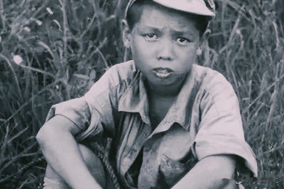🌞1936年，马家军要枪毙一个12岁的小红军。谁料，小红军说：“你为什么要