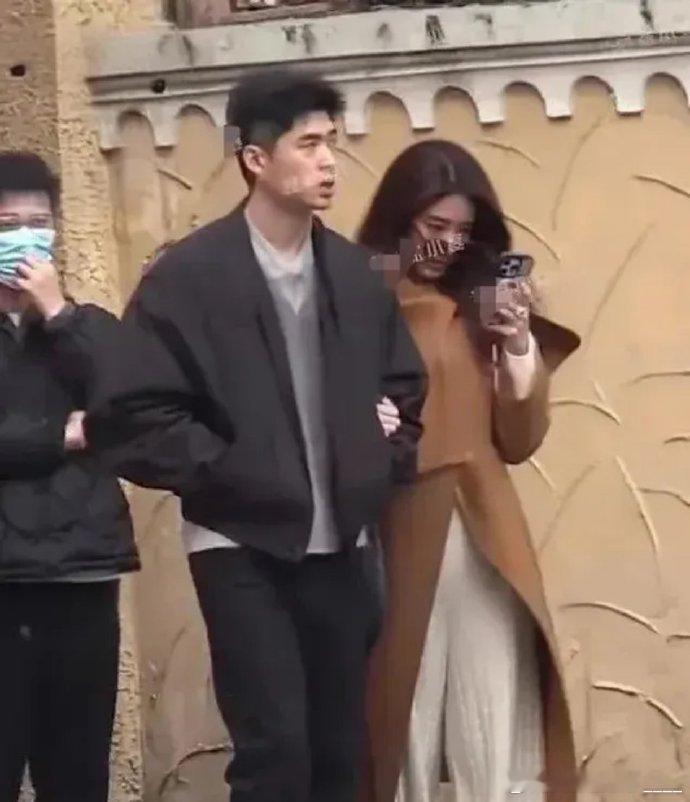 杨采钰与福建金鹿集团公子张向荣甜蜜牵手，孕肚显著显幸福，定居福建待产，富二代男友