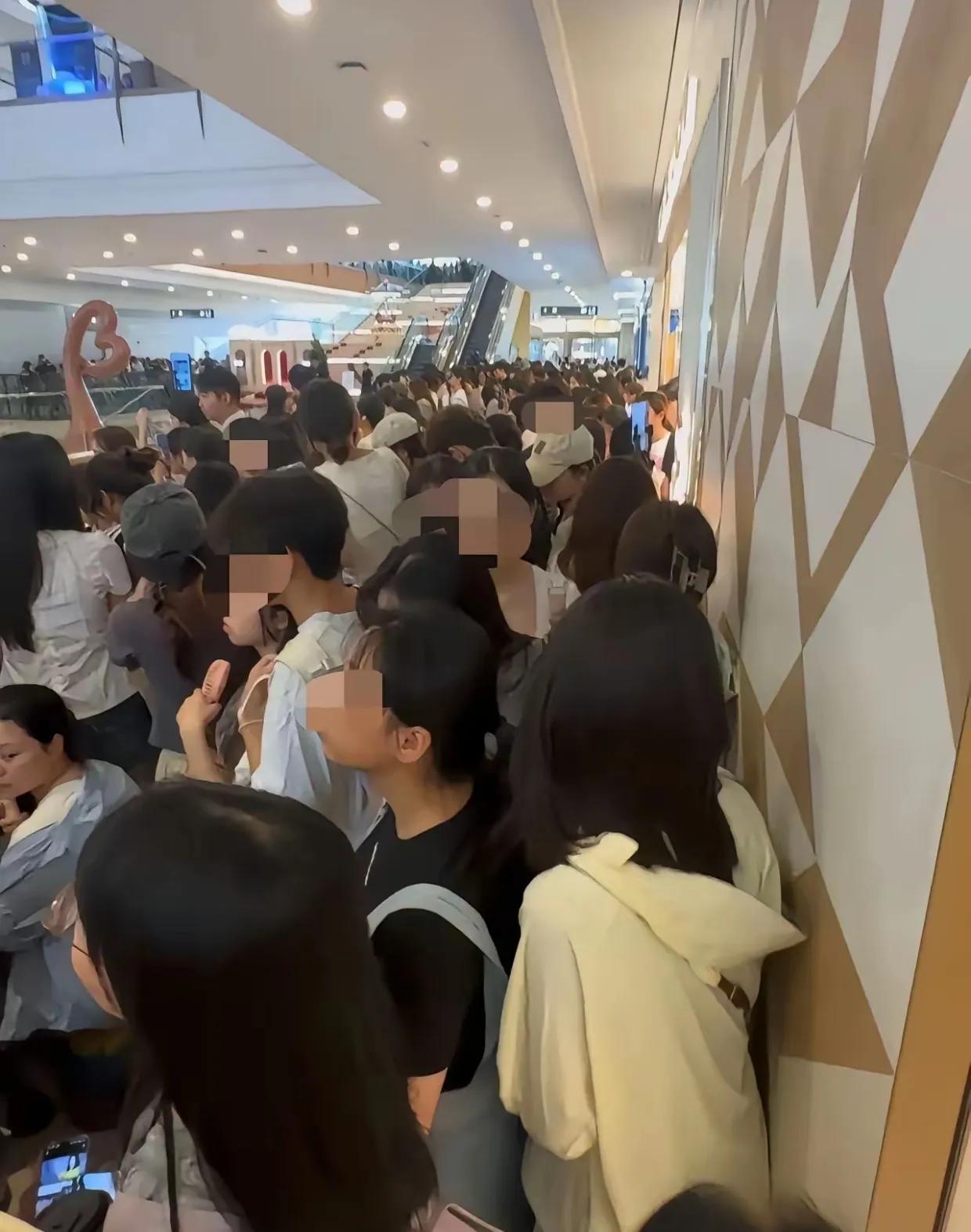 明星见面会发生玻璃门被挤爆的事情，明星应不应该担责？这种事就发生在张凌赫的身上