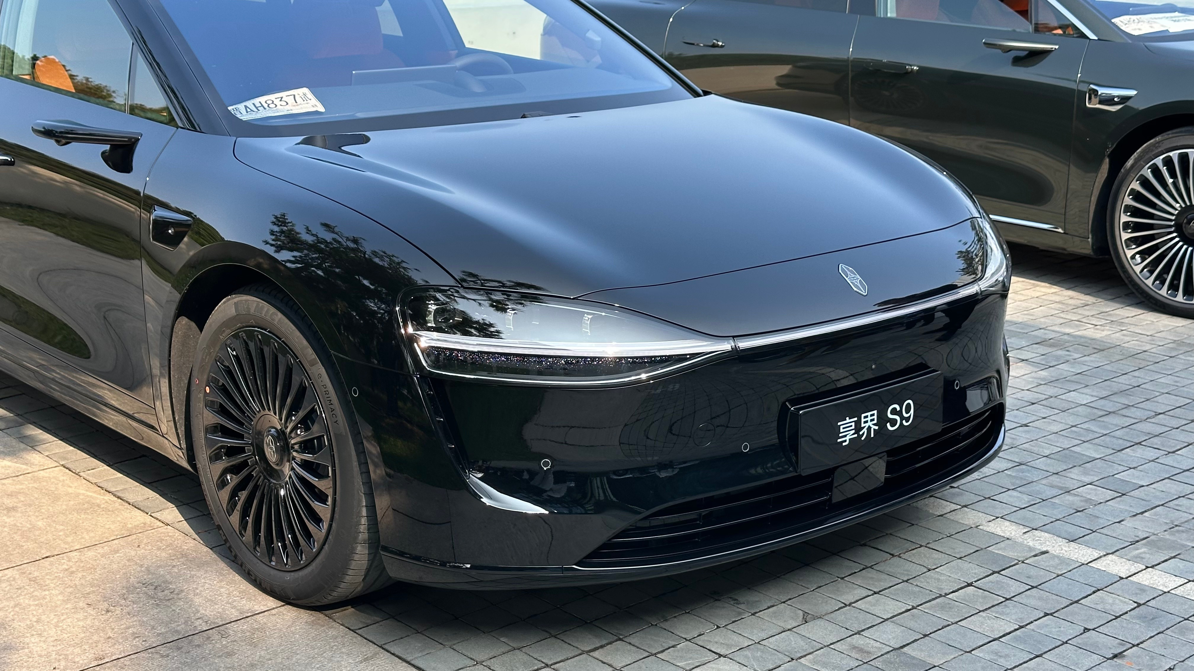 新享界S9变好看了外观的话，有点类似S9T去掉了屁股的样子，屁股带点流线型，设计