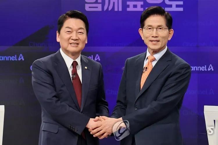 安哲秀虽然党内败给了金文洙但没有改变他的竞选思路。尹锡悦立即退党。金文洙立