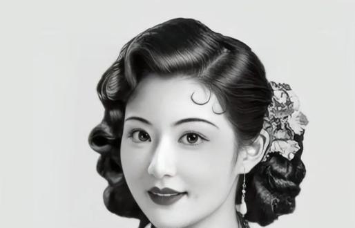 1938年的上海，孔宅的麻将桌上，宋霭龄正与几位贵妇推牌九，笑声清脆。白兰花坐在