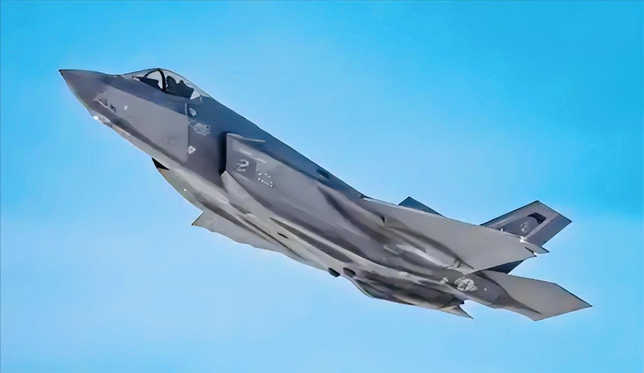 美军花了上万亿美金吹出来的“隐身神话”一次次被事故打回原形，那号称“全球最牛”的