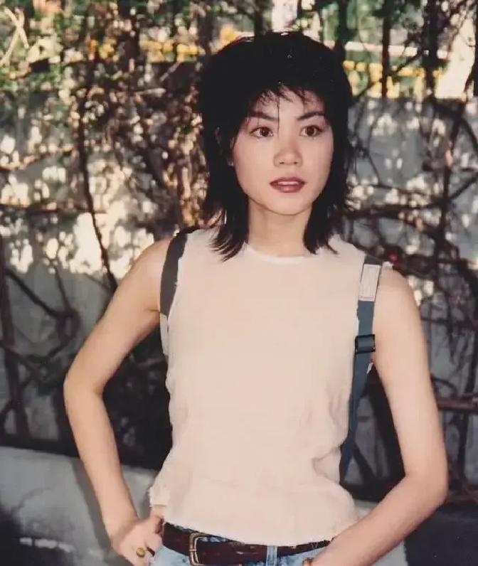 窦唯当年跟王菲分开，转头就跟高原在一起，这事儿当年炸得比摇滚现场还响。94年