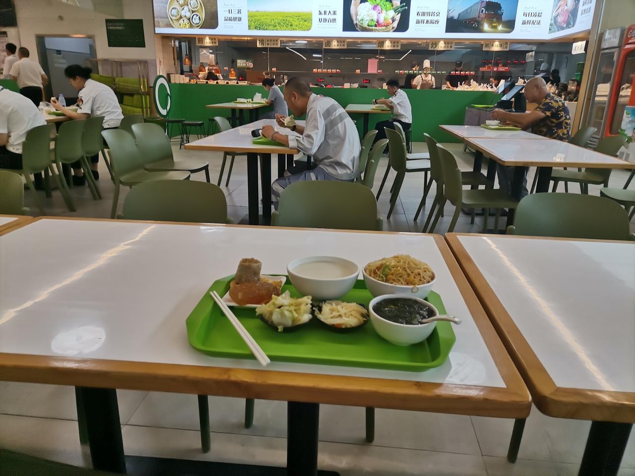 吃早餐，福州特色小吃豆浆炒米粉配小菜[爱心][爱心][爱心]福州的早餐文化太绝
