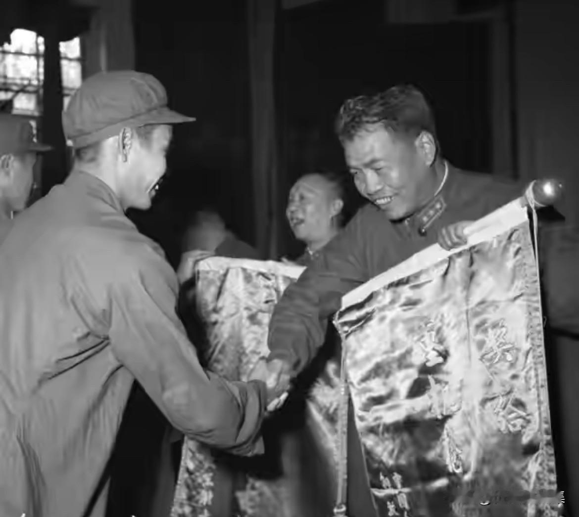 1960年，时任中国人民解放军副总参谋长的张宗逊与总政治部副主任甘泗淇，正在向在