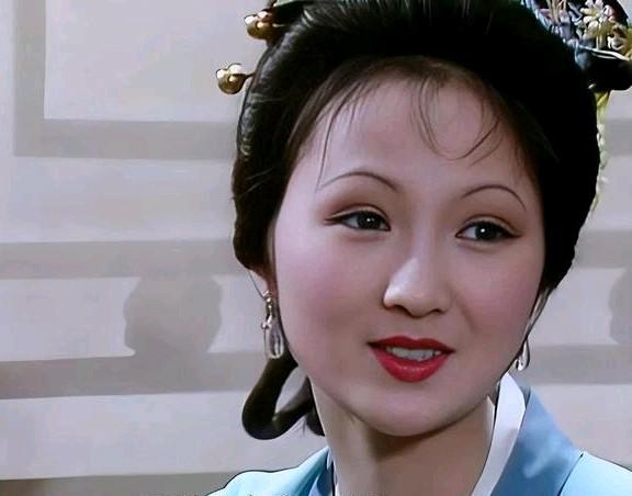 红楼梦里最被低估的平儿：挨了巴掌含着泪，却活成了贾府最暖的光贾府廊下的烛火