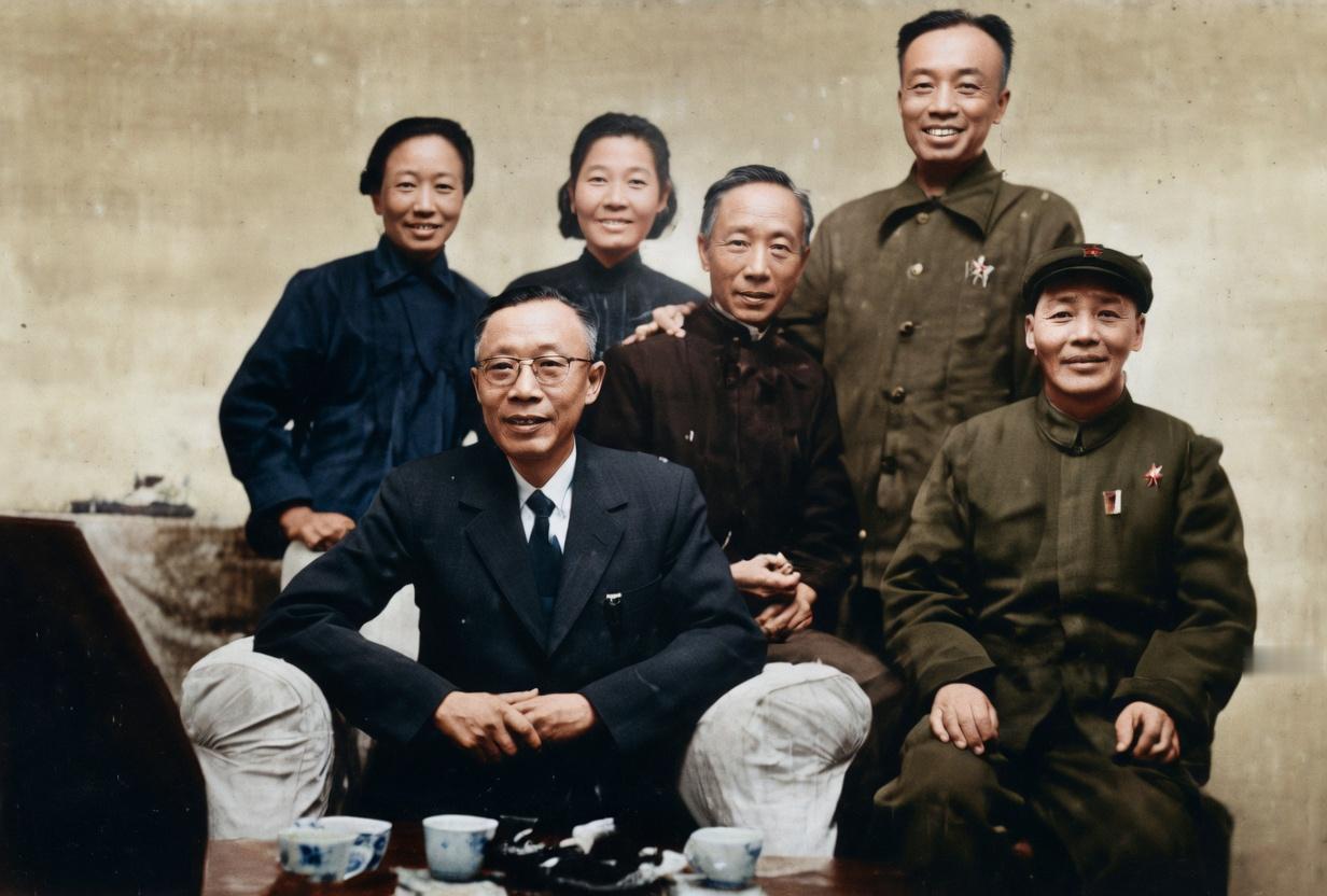 上个世纪60年代初，溥仪和弟妹们与政协工友赵庆华，此时的他已经褪去了皇帝的龙袍，