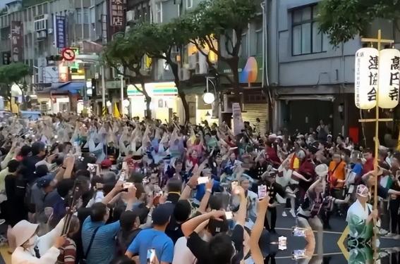 万万没料到，如今岛内出现一种连他们自己都没察觉的风气，岛内已分成了两批人，那就是