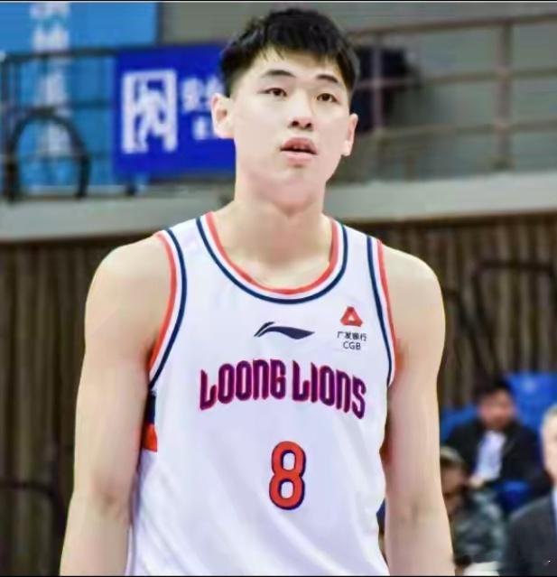 广东男篮真穷了转会市场的广东球员超市看似开张，可放眼队内，几乎没有球员可以变现