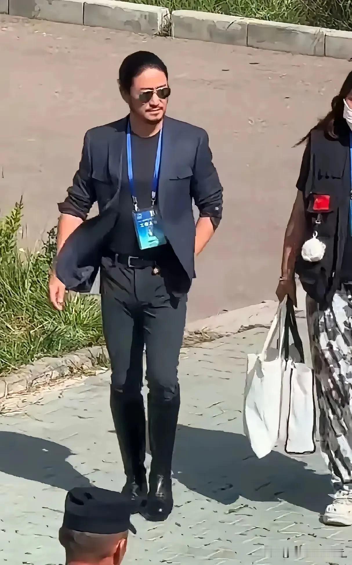 别误会吴京了，他这不是满清打扮，他是保留了新拍电影的形象，电影还没上映，宣传需要