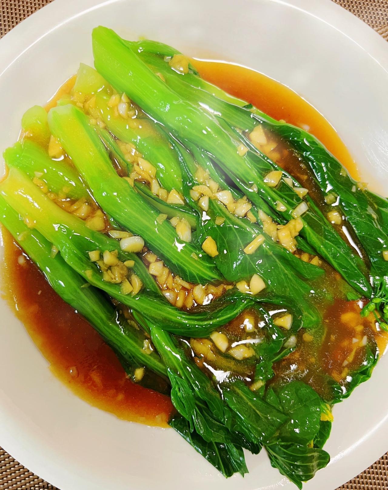 谁懂啊！今天这顿家常菜直接香迷糊了😭白灼菜心脆嫩爽口，蒜香酱汁裹着每一根