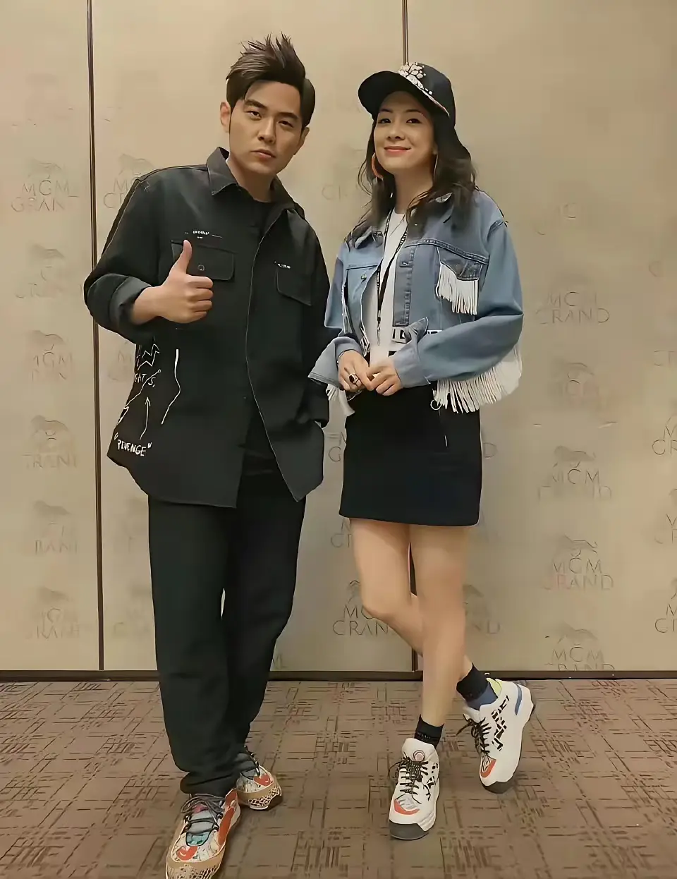 周杰伦旁边的居然是章子怡，这么漂亮还显年轻，汪峰怎么想的