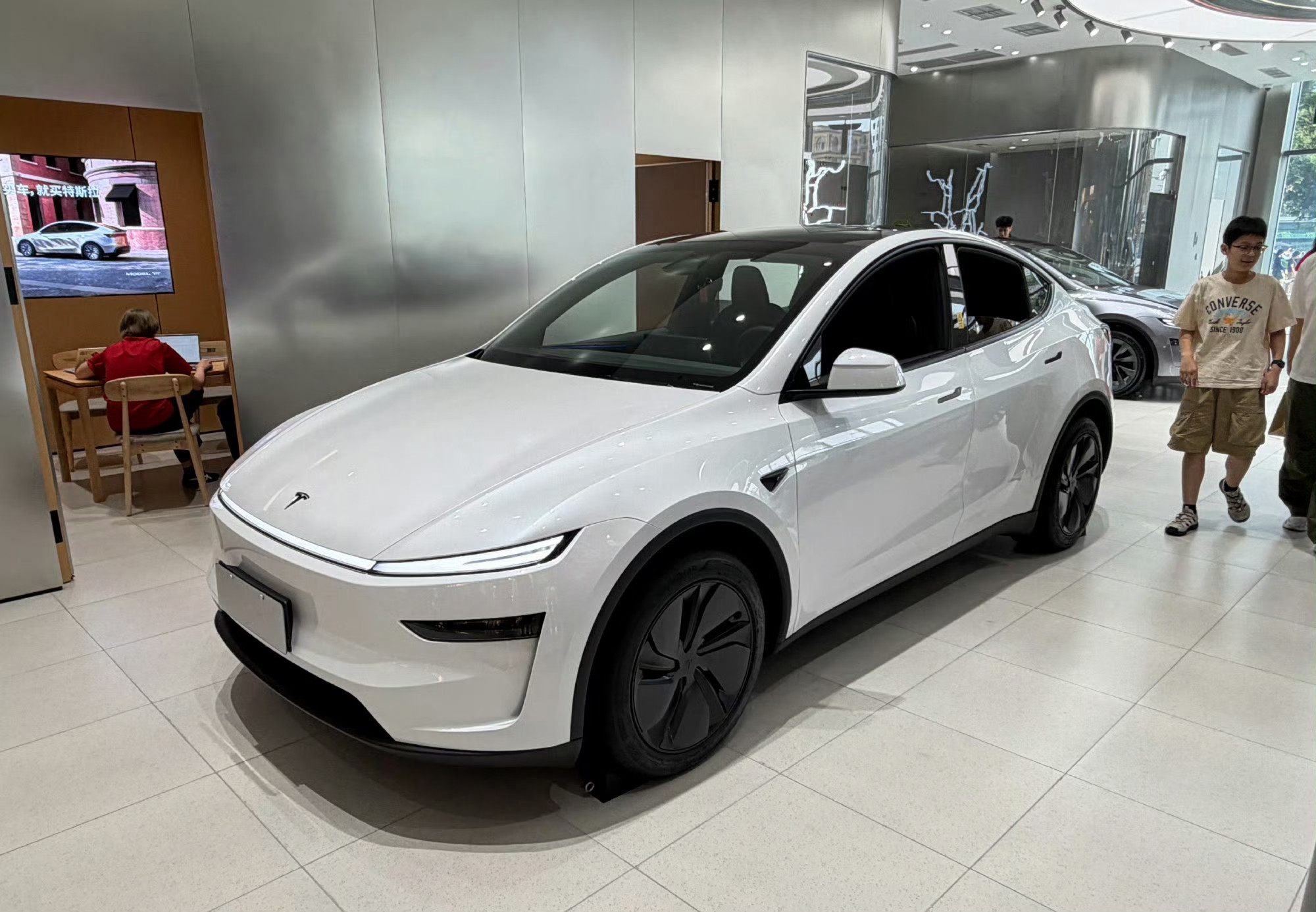逛商场路过特斯拉又进来看了看ModelY，几个感受：1、简单干净准确，这个就是最基本的标准答案（屏幕