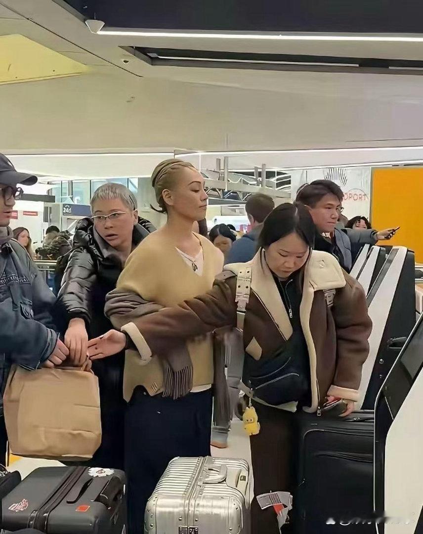 宁静这发型也太有个性了，头发剪得超短还不忘扎小揪，越活越随性叛逆，气场太飒啦