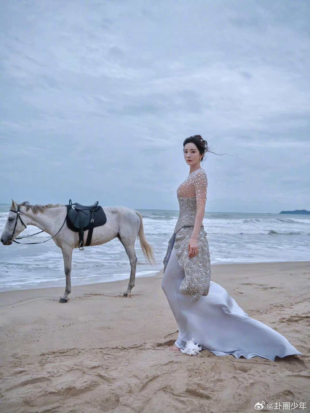 杨幂赤脚踩沙杨幂海边牵白马杨幂海边新图好治愈！赤脚踏沙感受海风，手牵白马漫步海岸