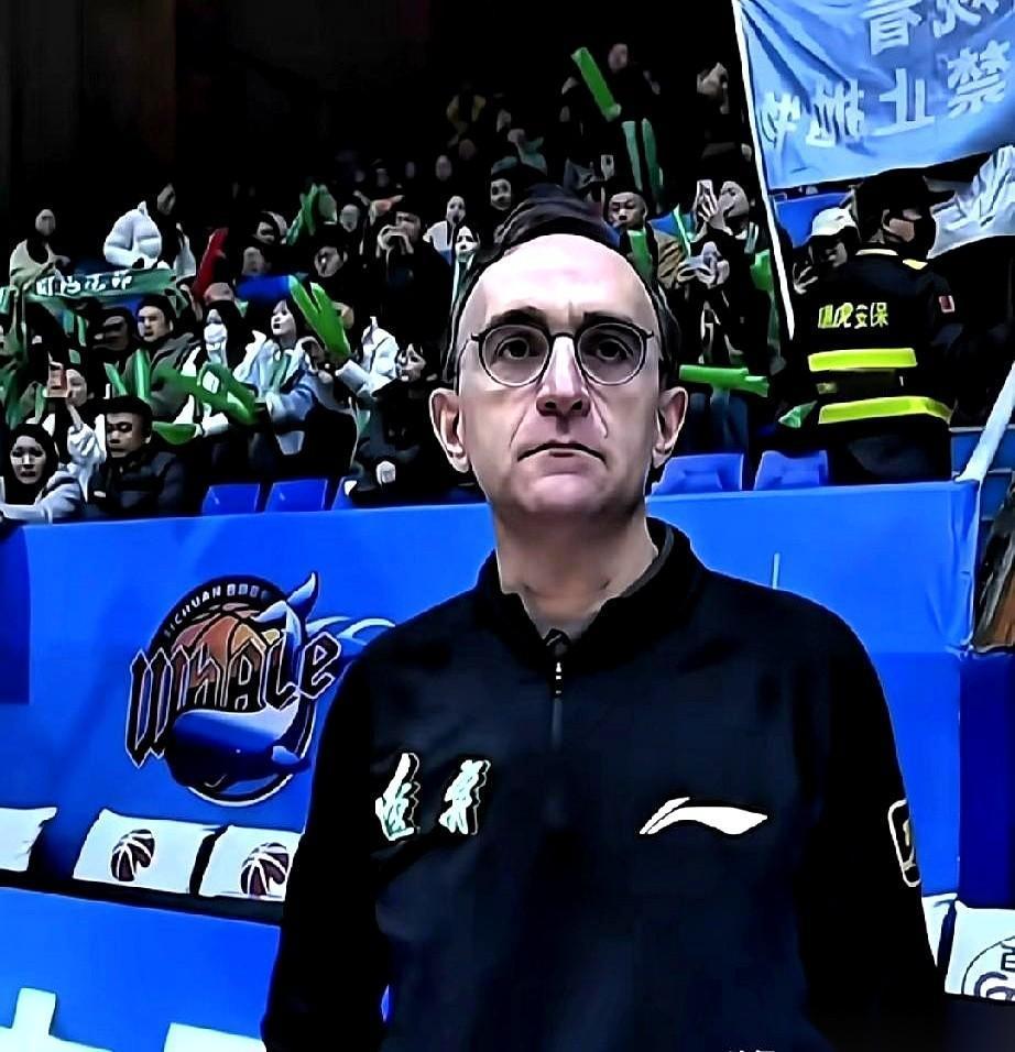 那老外教练，连身西装都来不及换，穿着一身运动服就上场了。就这画面，比啥战术