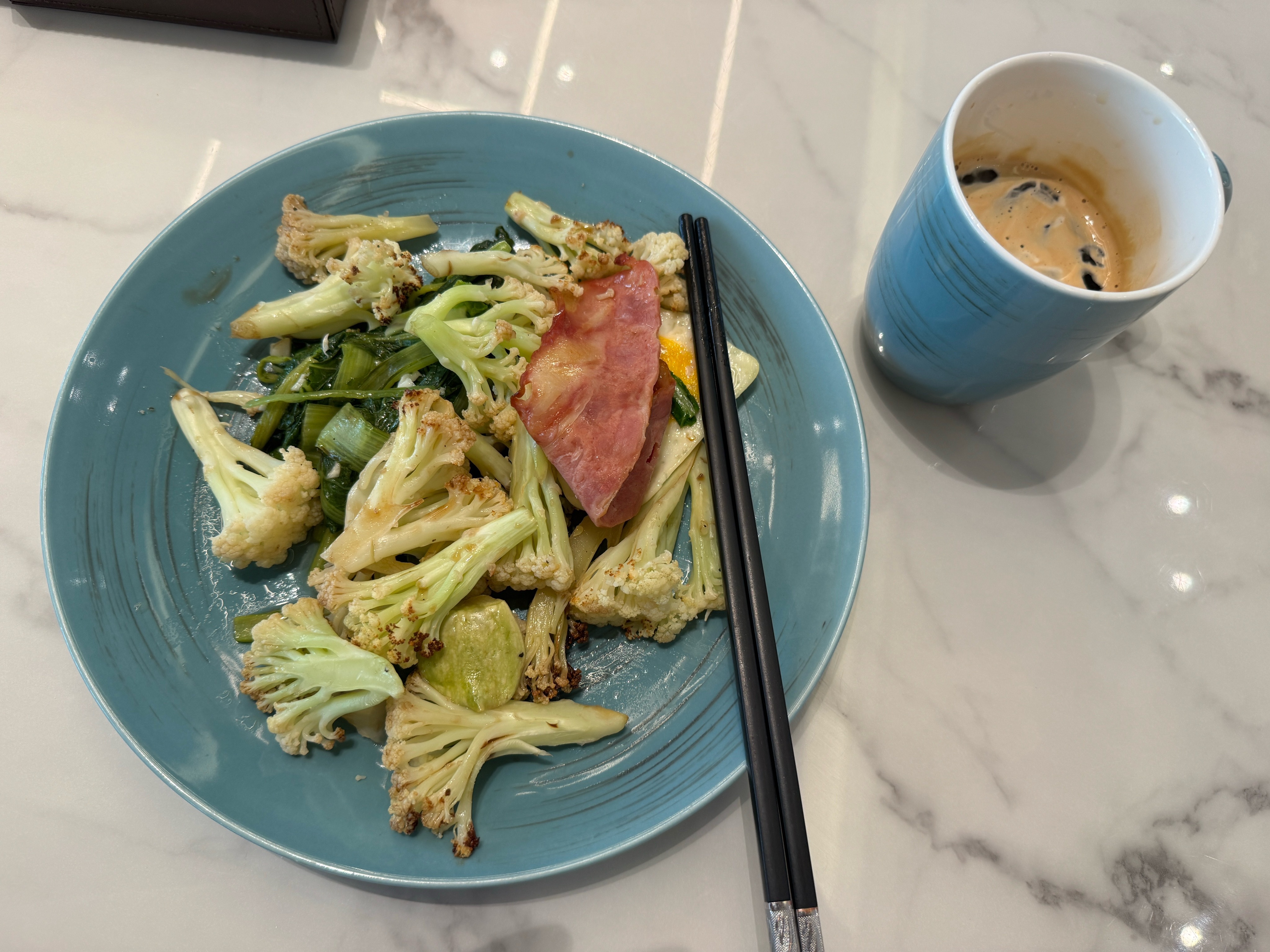 早上好！我是中土大唐掌管花菜的神。自助餐厅的花菜被我吃光了，喜欢这种脆脆的感觉。