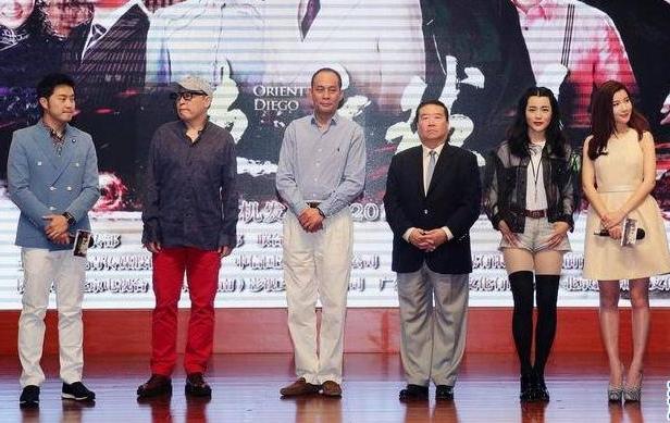 这张6人合照，我只认出了天庭饱满的张光北，疏眉朗目的沙溢，大家看看那位戴着帽子眼