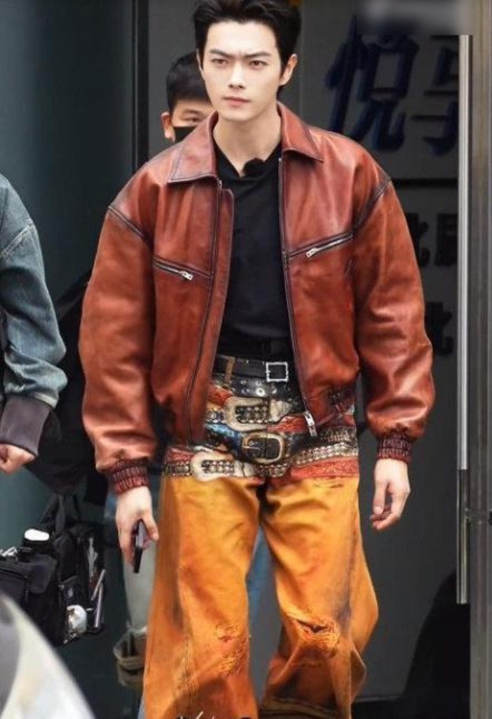 许凯到底系了多少根腰带？不是故意盯着看的太显眼了！！！