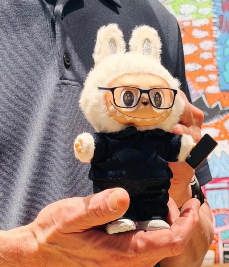 泡泡玛特大跌，这也是可以预见的。直播间员工直接吐槽产品贵，另一人直接说总有人会