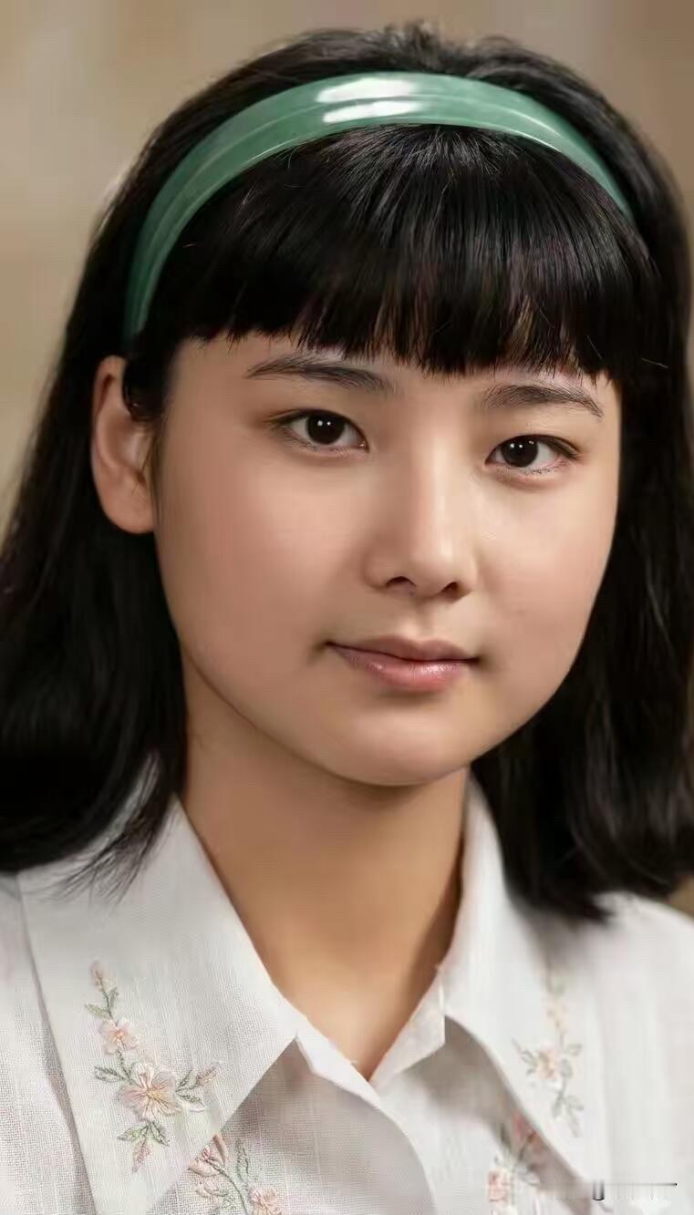 何赛飞，真正被岁月悉心成全的中式美学天花板。年少登台，越剧妆造婉转灵动，眸光流