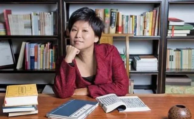 北京中医药大学副教授曲黎敏，曾再次语出惊人，振聋发聩！她曾认为：“男人只要老伴一