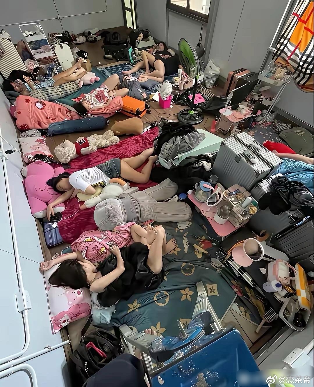 第一次看到这样的宿舍啊，也太脏乱差了吧。