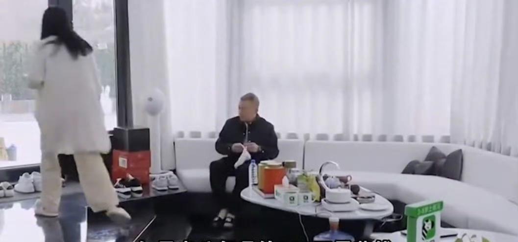聂远虽然每个月给老婆300W生活费，但是老婆基本没什么自由，什么事都得听他的！