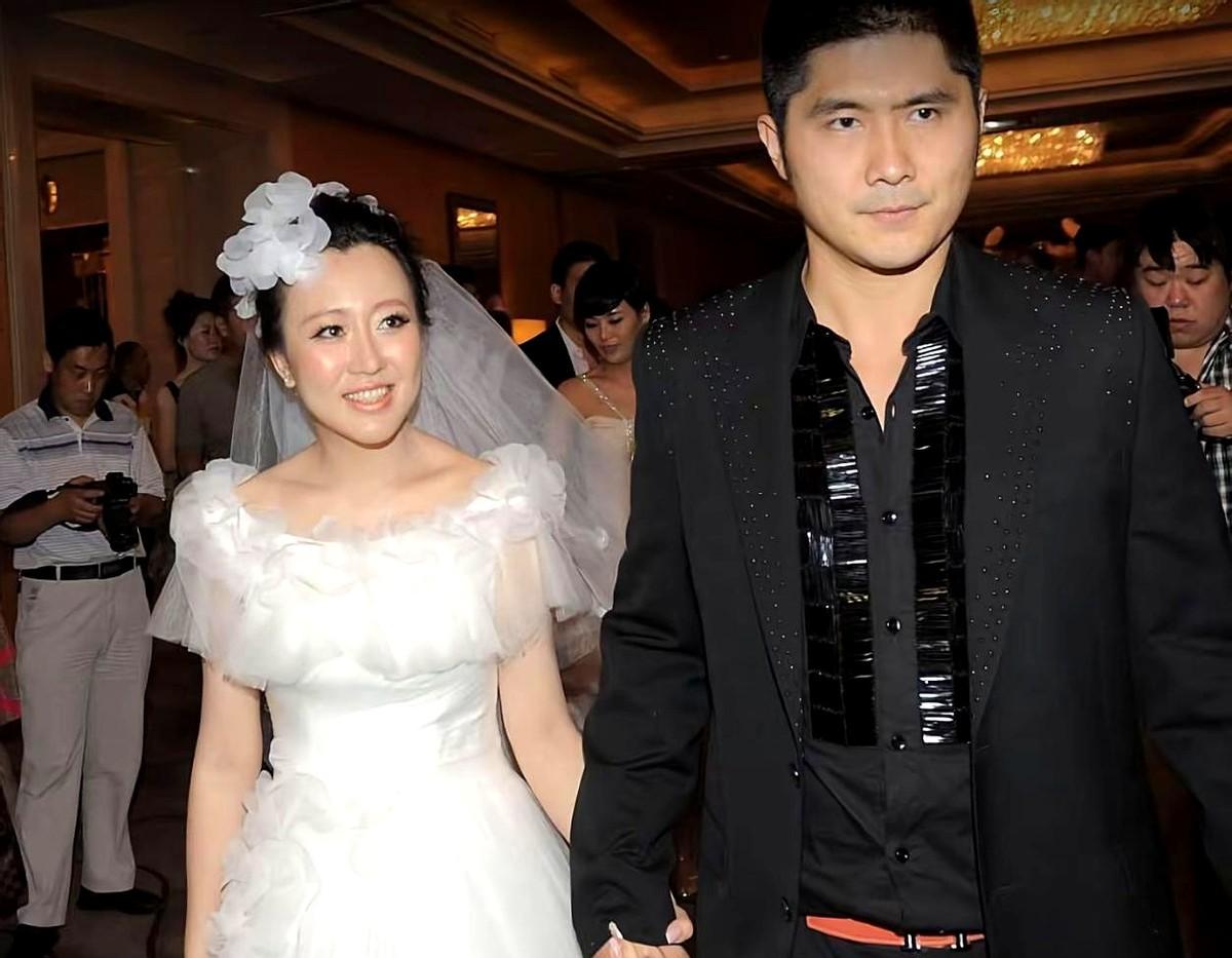 潘长江女儿潘阳，嫁了亿万富豪咋还天天住娘家？2012年潘阳风光大嫁，老公石磊